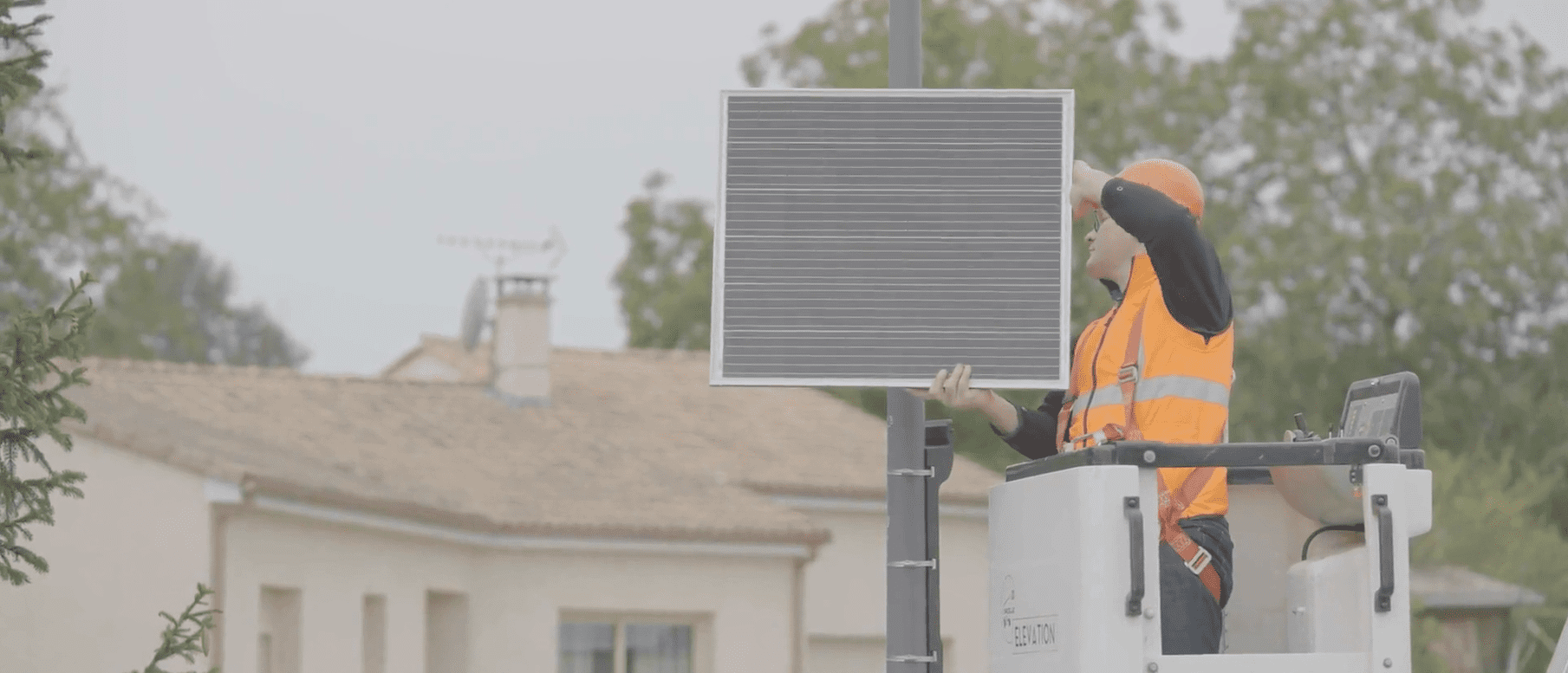 Installation d'un panneau solaire sur un mât par un agent d'intervention