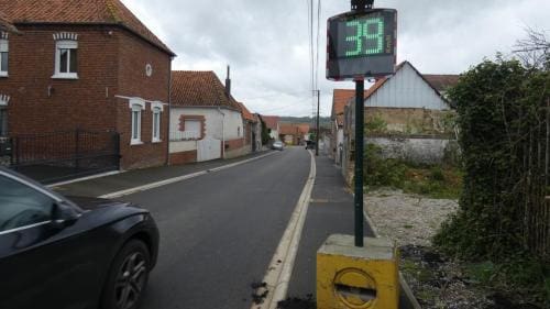 Le radar pédagogique EVOLIS Vision installé dans une rue communale de Delettes.