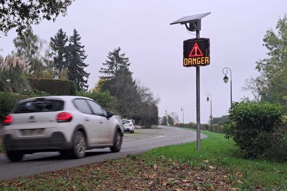 Un radar Pédagogique installé au bord d'une route communale à Saint-Martin-des-Monts.