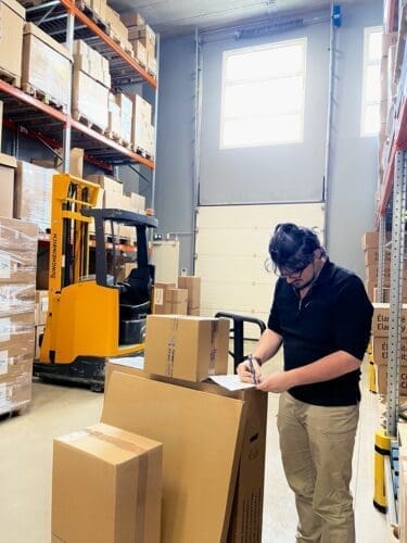 Un technicien logistique qui prévoit la réexpédition d'un radar pédagogique après avoir été réparé.