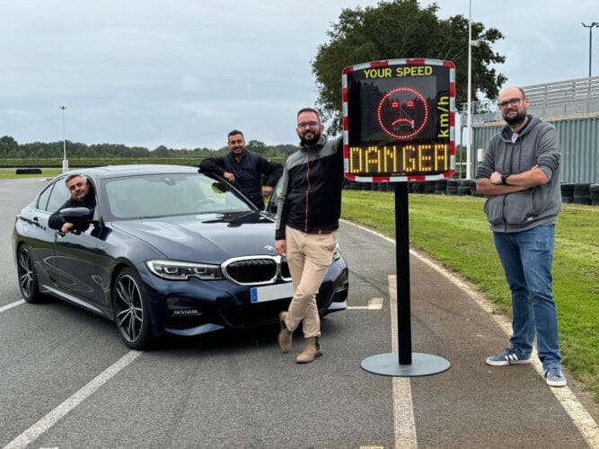 Photo d'équipe d'Elan Cité sur la piste de kart près du radar installé