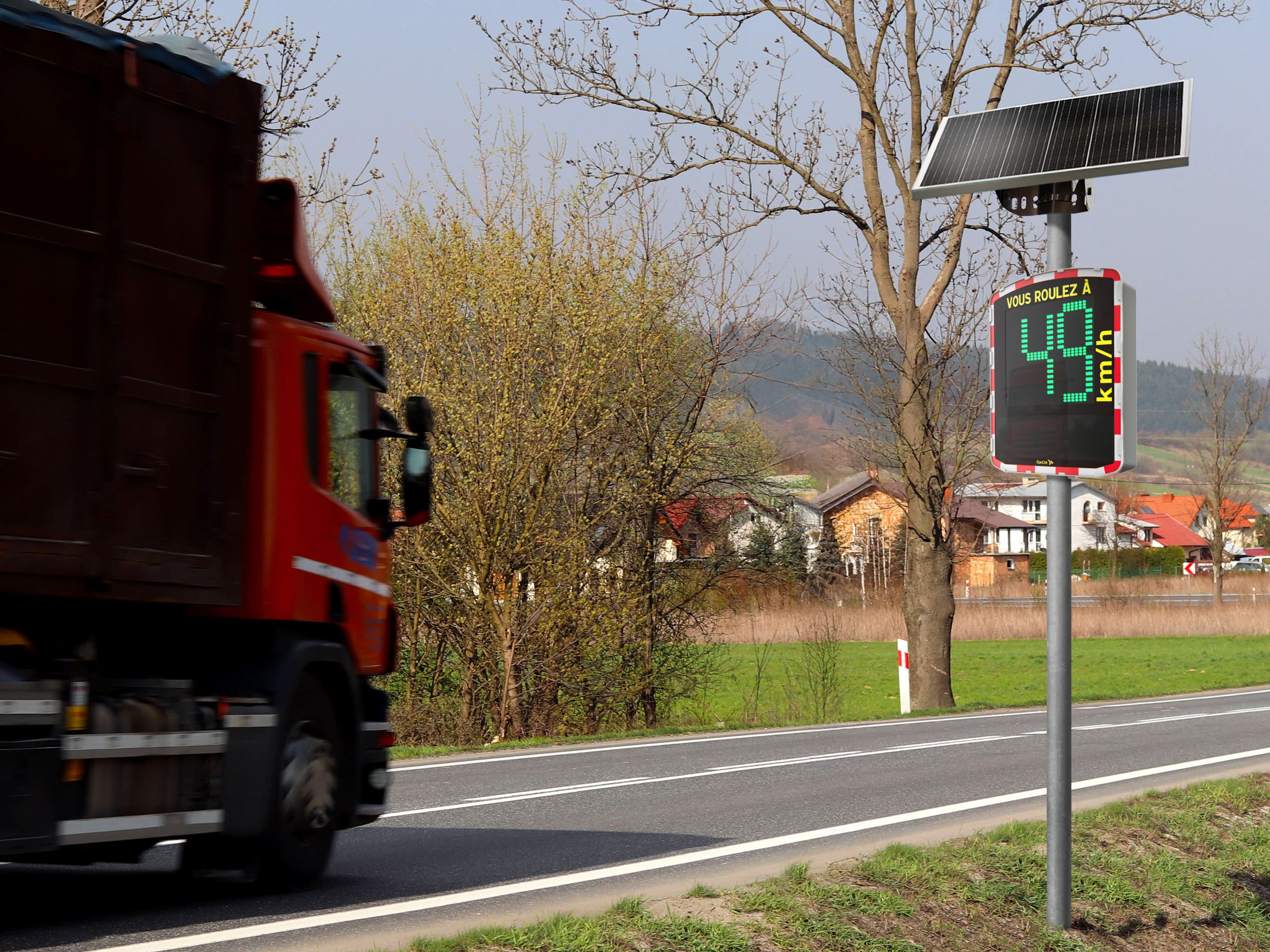 Un radar pédagogique solaire installé aux abords d'une route communale et qui affiche une allure de vitesse autorisée de 49km/h.