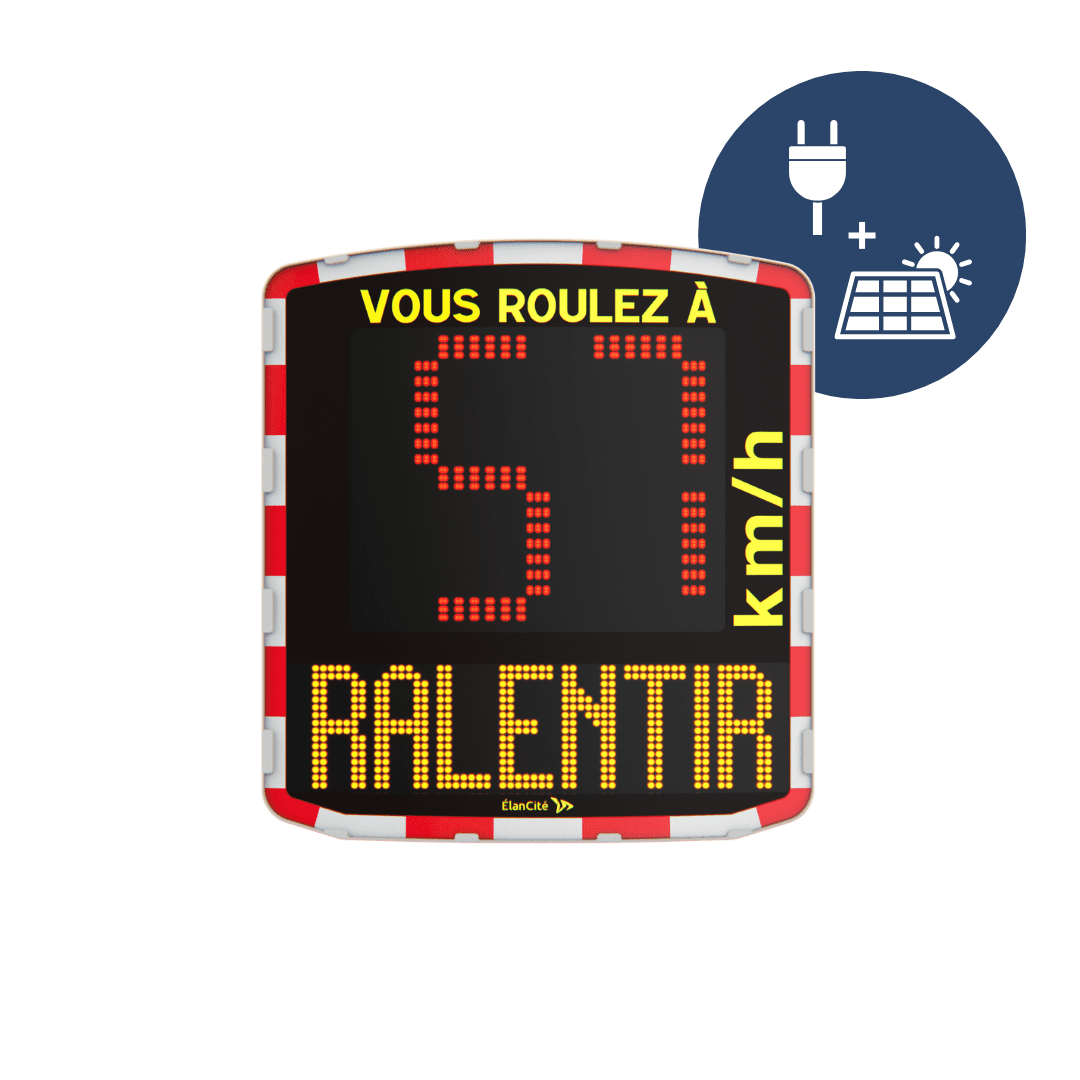 Packshot d'un radar pédagogique double alimentation qui affiche une allure de vitesse excessive de 57km/h et un message de prévention "RALENTIR"