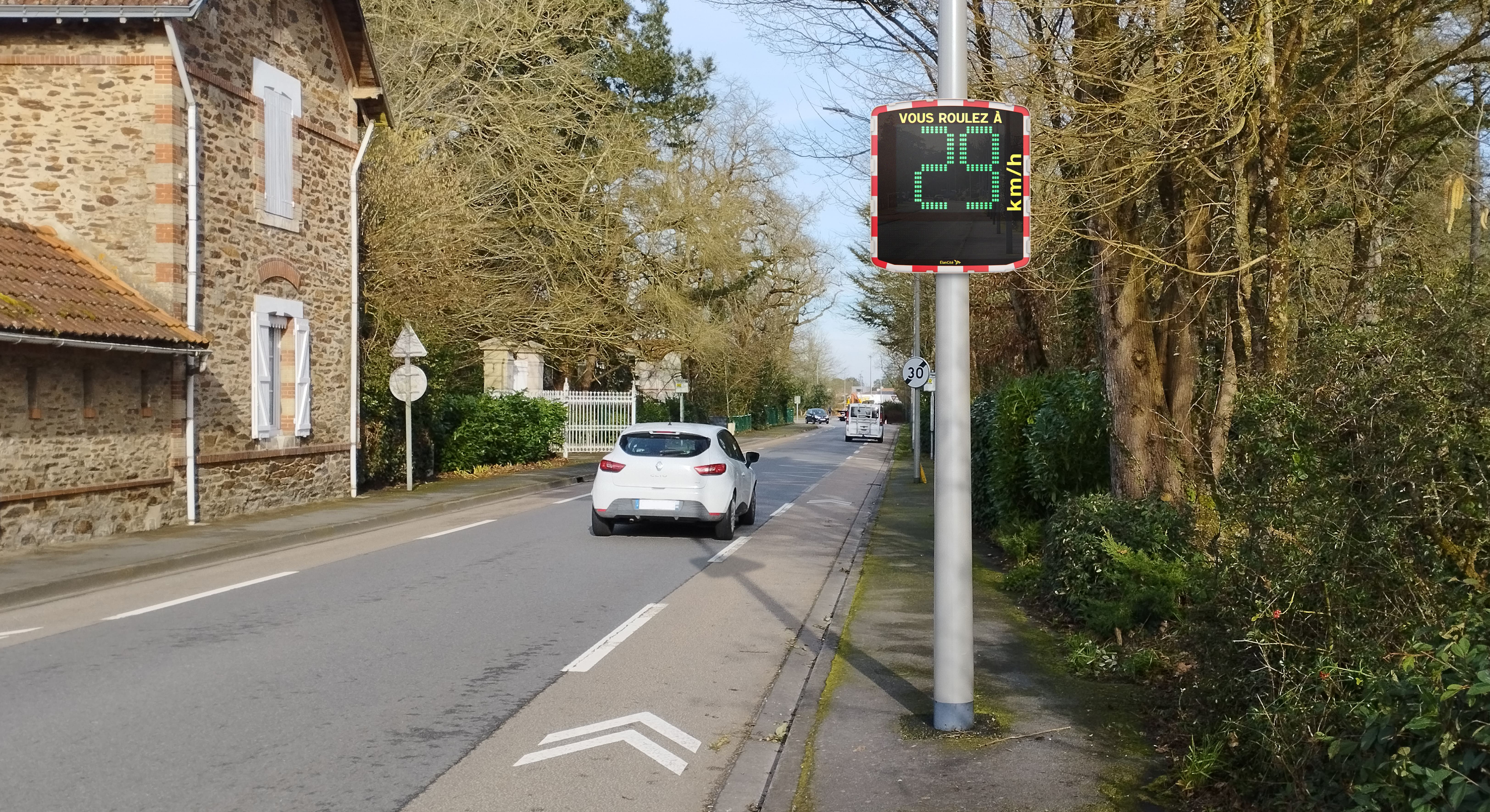 Un radar pédagogique électrique EVOLIS Vision qui affiche une allure de vitesse de 29km/h autorisée après le passage d'une voiture