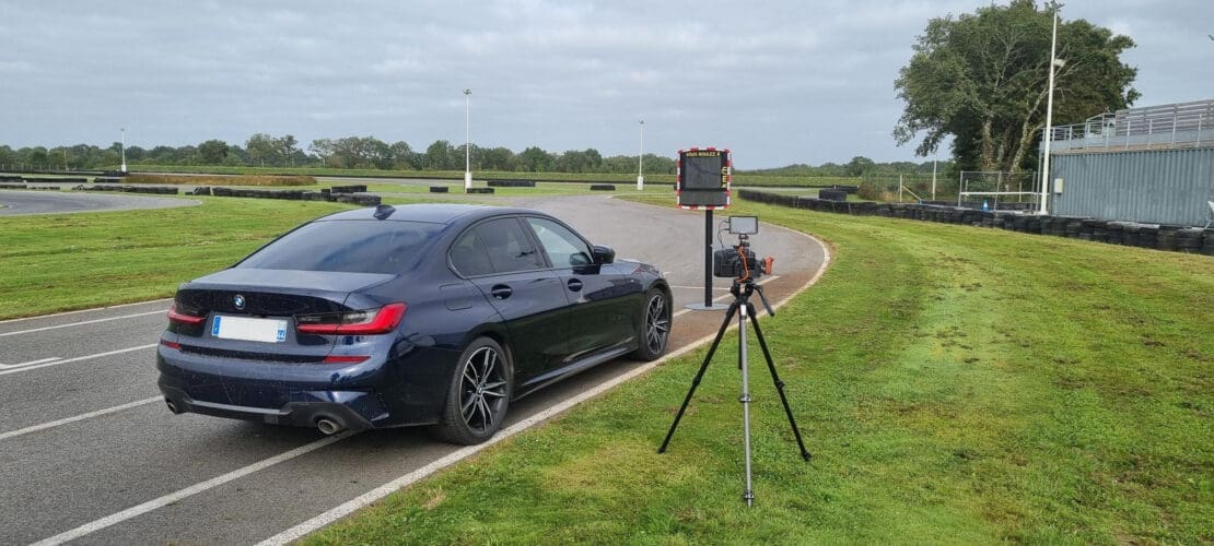 Le radar pédagogique EVOLIS Vision installé sur une piste de kart qui détecte une voiture.